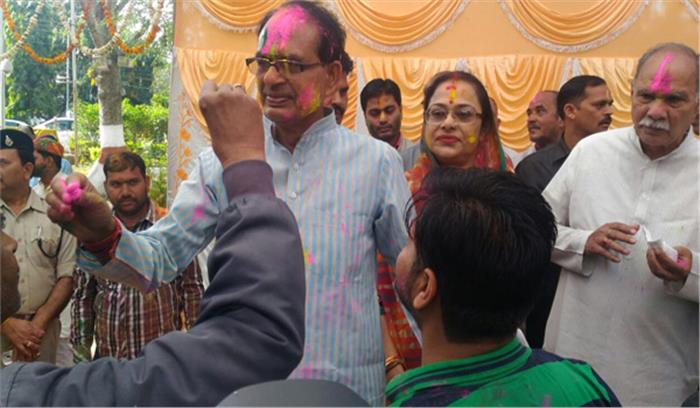 होली मिलन समारोह में शिवराज सिंह चौहान ने खेली विभिन्न वर्गों के साथ होली होली मिलन समारोह में शिवराज सिंह चौहान ने खेली विभिन्न वर्गों के साथ होली