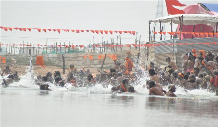 राजिम कुंभ : साधु-संतों के साथ शिवभक्तों ने लगाई आस्था की डुबकी