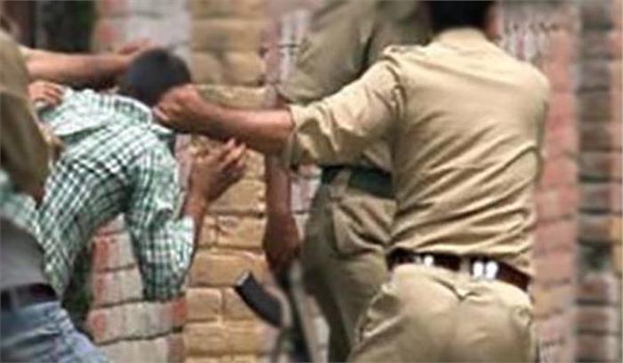 शोहदों ने पुलिस कांस्टेबल को कार से टक्कर मारी, 2 गिरफ्तार