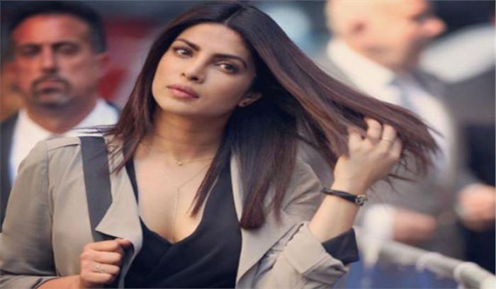 प्रियंका चोपड़ा क्वांटिको के सेट पर प्रशंसकों से मिलीं