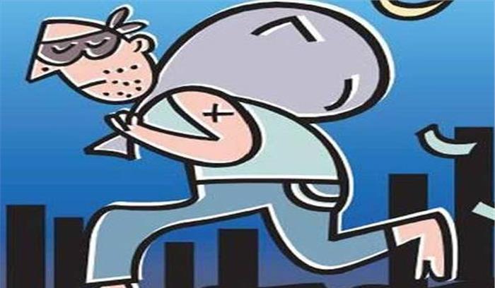 दुकान प्रबंधक से दिनदहाड़े एक लाख की लूट