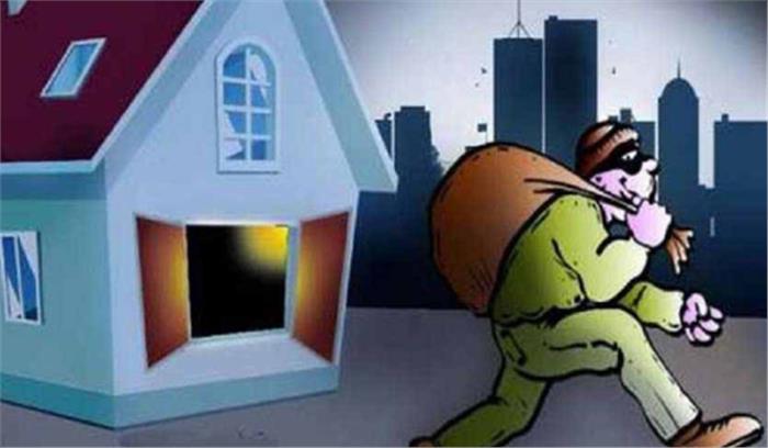 कपड़ा दुकान में चोरी, 50 हजार नगदी समेत लाखों का सामान पार