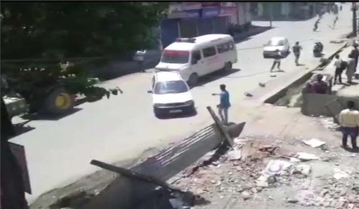  जम्मू- कश्मीर: शोपियां में पुलिस टीम पर हुए ग्रेनेड हमले पुलिसकर्मियों सहित 16 लोग घायल