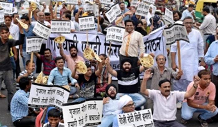दुकानदारों ने किया रोटी के साथ प्रदर्शन, 30 दिन में नहीं मिली राहत तो मांगेगे इच्छामृत्यु