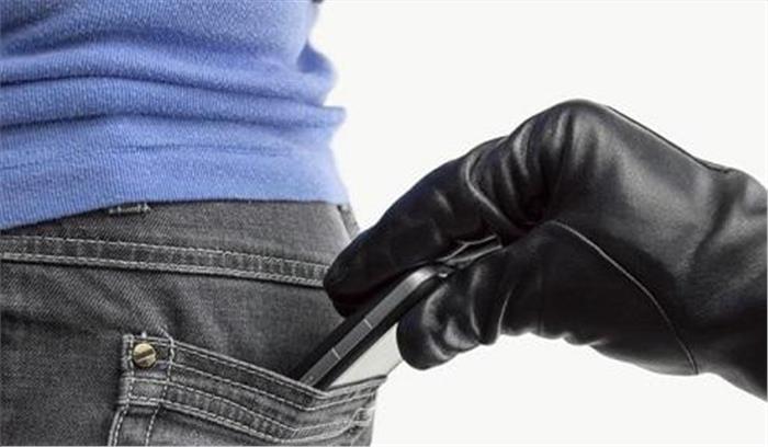 दुकान का शटर काटकर लाखों के मोबाइल चोरी