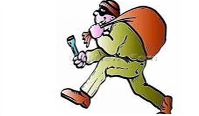 शिप्रा शॉपिंग प्लाजा की पांच दुकानों में लाखों की चोरी