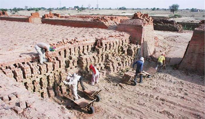 लाल ईंटों के भट्टे बंद करने के फैसले से ईंट भट्टा संचालकों और मजदूरों में आक्रोश