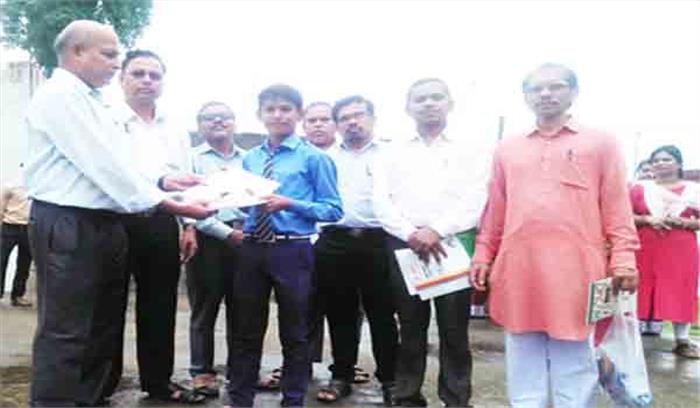 छात्रों का पढ़ाई के साथ कम्प्यूटर में भी रुचि 