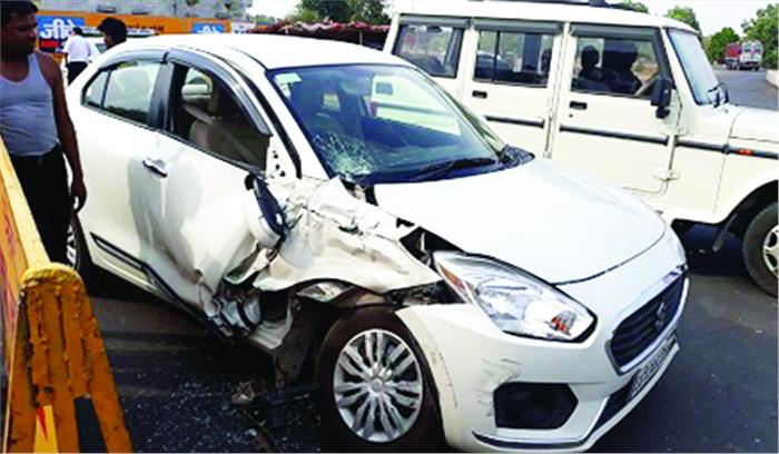 तेज रफ्तार ट्रक ने मारी कार को टक्कर,पूर्व बीएमओ बाल-बाल बचे