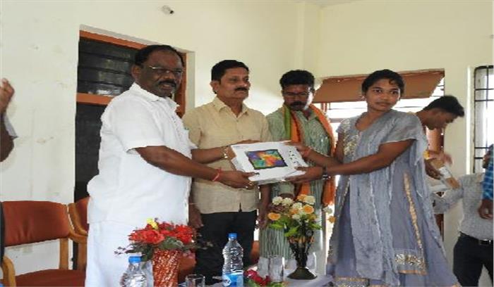 श्यामशंकर मिश्र महाविद्यालय में लैपटाप वितरित