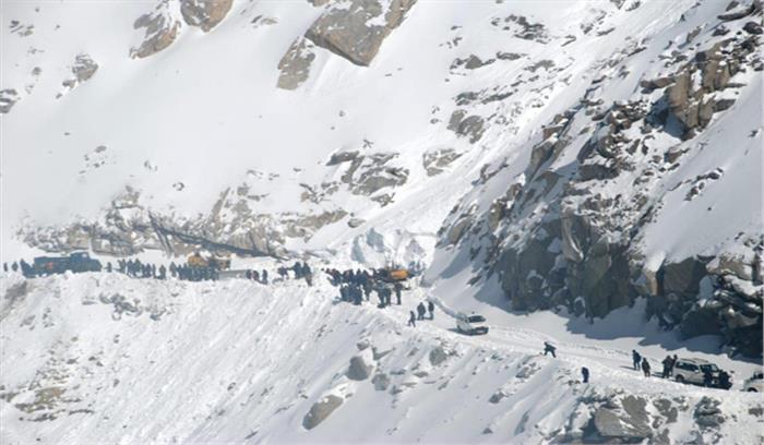 सियाचिन के हिमस्खलन में 8 सैनिक फंसे, रेस्क्यू ऑपरेशन जारी