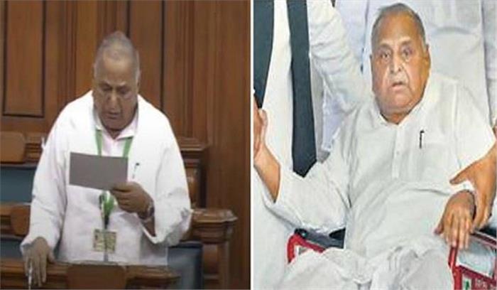 बीमार मुलायम ने लोकसभा सदस्य के रूप में ली शपथ