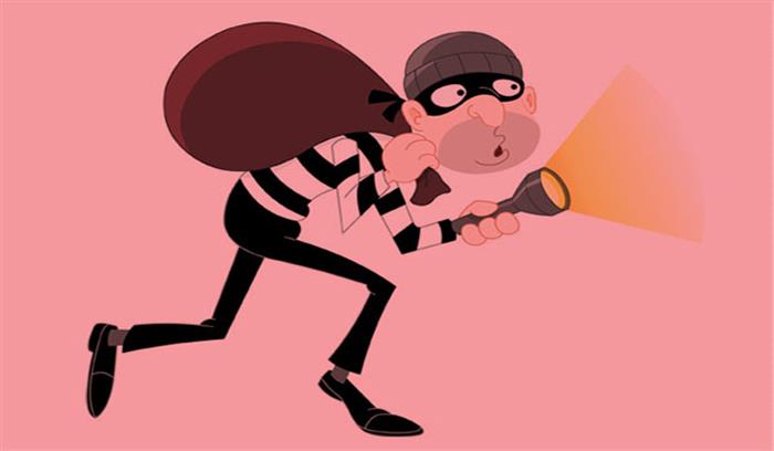 पिता का इलाज कराने भटकता रहा बेटा,चोरों ने घर साफ किया