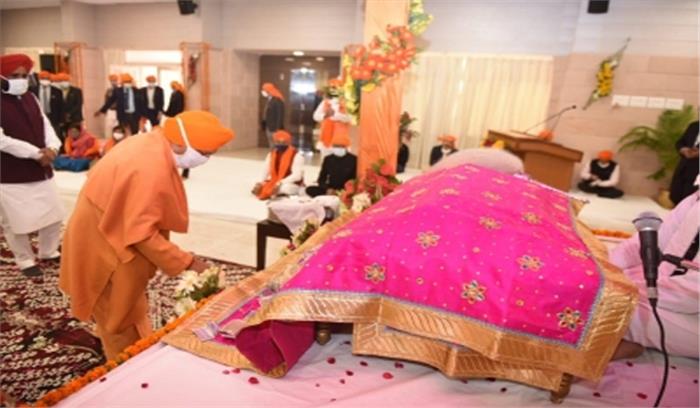 सिख गुरुओं की भूमिका पाठ्यक्रम का हिस्सा हो : योगी