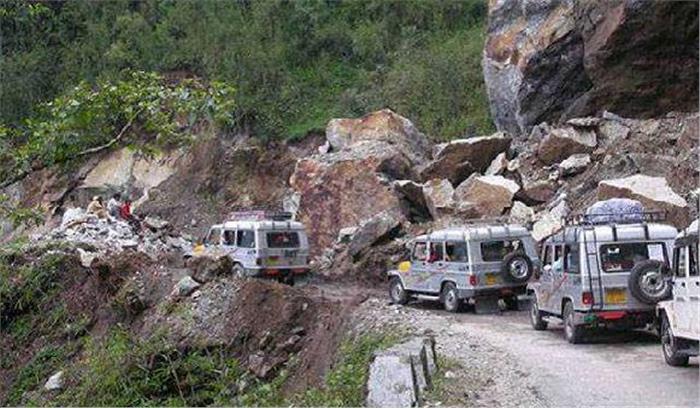सिक्किम में भूस्खलन के कारण राष्ट्रीय राजमार्ग-10 जाम