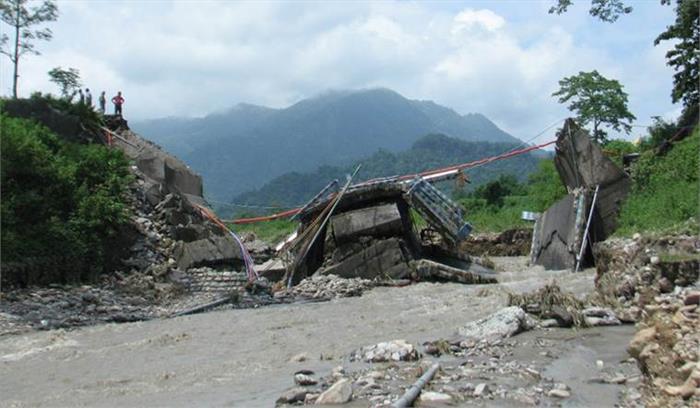 बारिश के कारण राजमार्ग बहने से सिक्किम, कलिमपोंग जिले से संपर्क टूटा