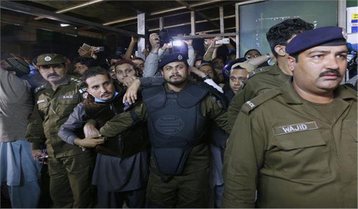 मौलाना समी उल-हक के अंतिम संस्कार में हजारों शामिल मौलाना समी उल-हक के अंतिम संस्कार में हजारों शामिल