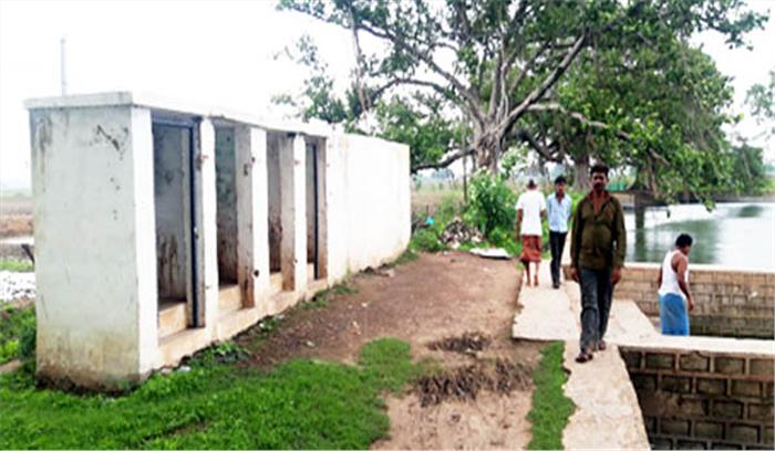 सार्वजनिक शौचालय में नहीं है दरवाजा नागरिकों को हो रही परेशानी