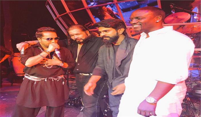 गायक एकॉन ने मीका के साथ साझा किया स्टेज