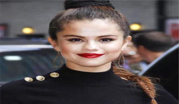 सेलेना गोमेज बनी फैशन डिजाइनर सेलेना गोमेज बनी फैशन डिजाइनर