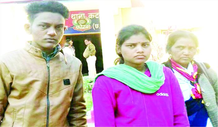 न्याय पाने माँ के साथ थाने का चक्कर लगा रही पीड़िता न्याय पाने माँ के साथ थाने का चक्कर लगा रही पीड़िता