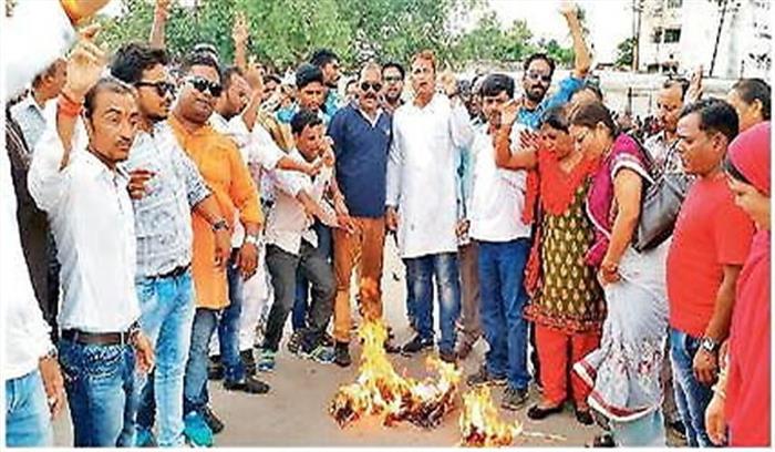 फसल बीमा योजना घोटाला : किसानों ने फूंका कृषि मंत्री, बैंक का पुतला
