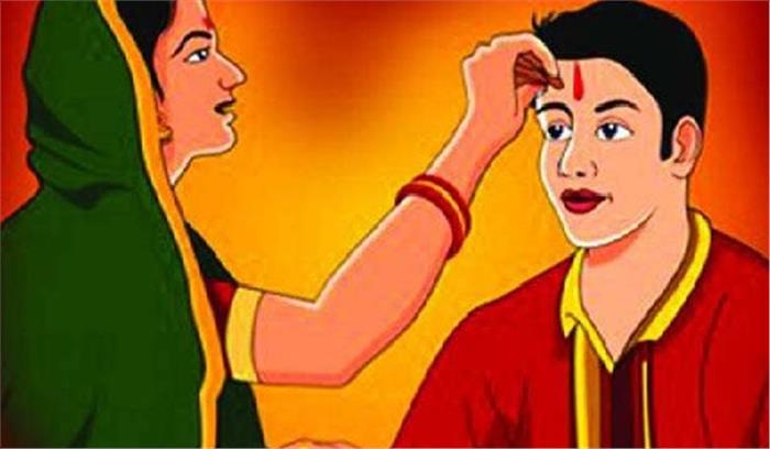 बहनों ने भाई को रोली का टीका लगाया