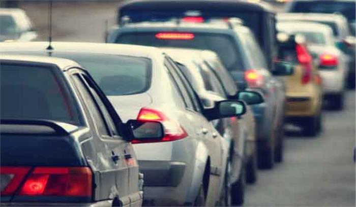 संभलकर निकले घर से कहीं फीका न कर दे सड़कों का जाम