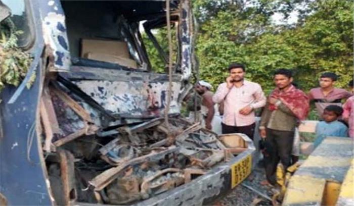 बिहार :सीतामढ़ी में कैदी वैन व ट्रक की टक्कर, 7 पुलिसकर्मियों की मौत,कई घायल