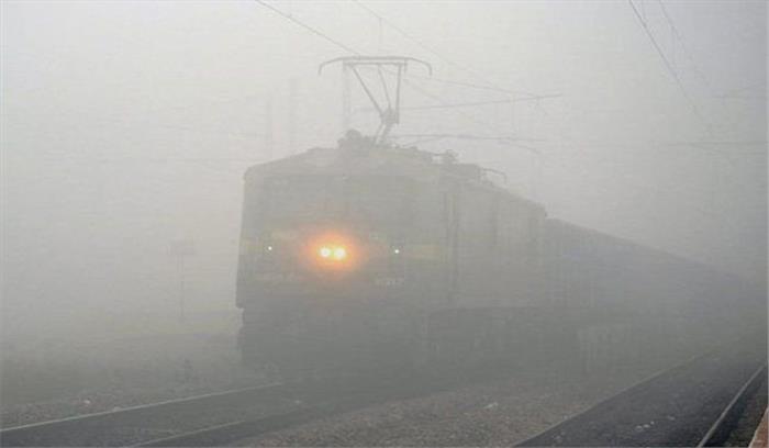 दिल्ली में ठंड का कहर, 13 ट्रेनें लेट