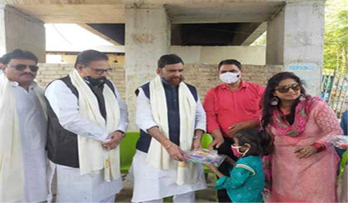 स्लम एरिया के बच्चों के बीच बांटी गई शिक्षण सामग्री स्लम एरिया के बच्चों के बीच बांटी गई शिक्षण सामग्री