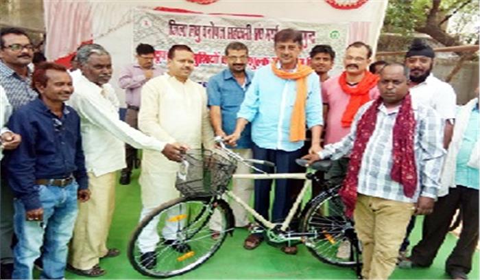तेंदूपत्ता फड़मुंशियों को मिली साइकिल तेंदूपत्ता फड़मुंशियों को मिली साइकिल