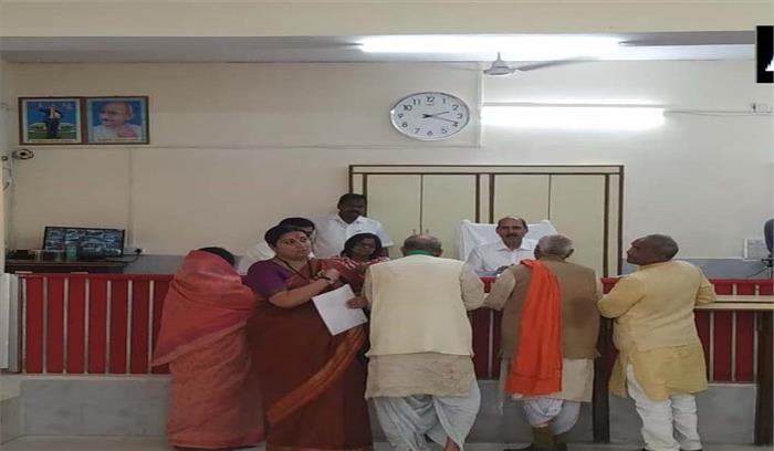 स्मृति ईरानी ने अमेठी से नामांकन दाखिल किया