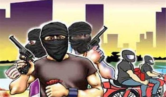 दिनदहाड़े बदमाशों ने पुलिस पर की फायरिंग