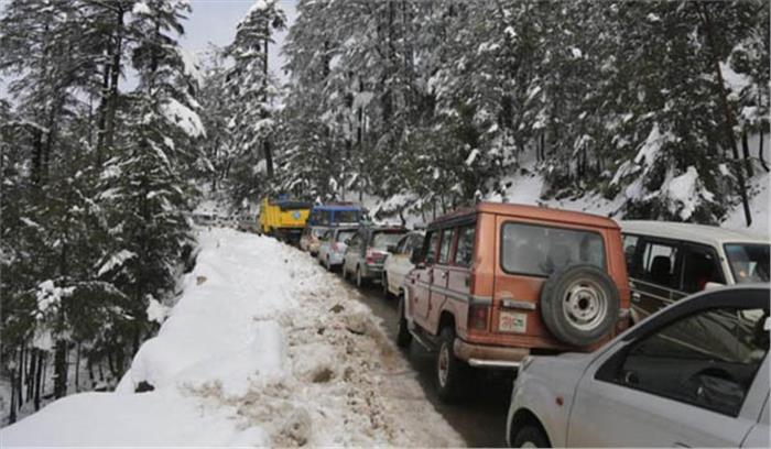बर्फबारी और भारी बारिश की वजह से जम्मू-श्रीनगर राष्ट्रीय राजमार्ग बंद
