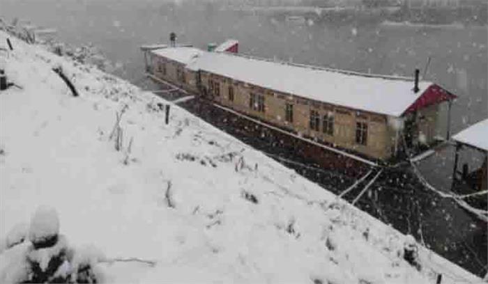 कश्मीर घाटी में बर्फबारी से जनजीवन प्रभावित
