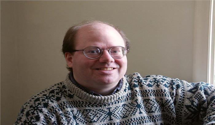 विकिपीडिया के सह-संस्थापक ने फेसबुक, ट्विटर की निंदा की