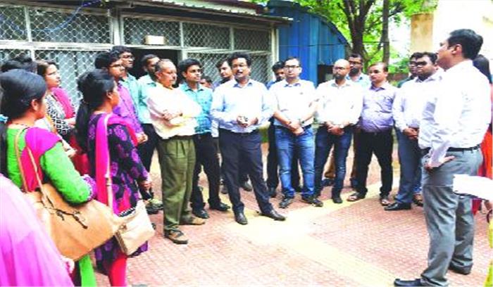 अधिकारियों का दिव्यांगजनों के प्रति संवेदनशील होना जरूरी: बोरा