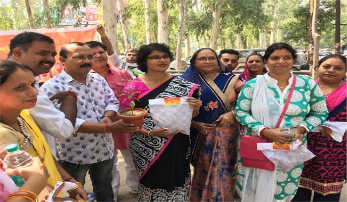 समाज सेवा उत्थान समिति ने दिवाली पर मिट्टी के दीये वितरित किए समाज सेवा उत्थान समिति ने दिवाली पर मिट्टी के दीये वितरित किए