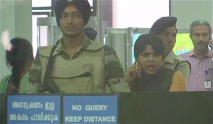 सामाजिक कार्यकर्ता तृप्ति देसाई कोचिन एयरपोर्ट पहुंचीं,बाहर हो रहा है प्रदर्शन
