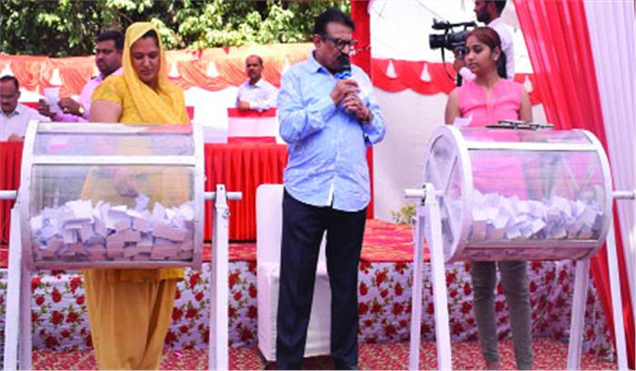 लाटरी के जरिए आवंटियों को दी गई उनके फ्लैटों की चाबी लाटरी के जरिए आवंटियों को दी गई उनके फ्लैटों की चाबी