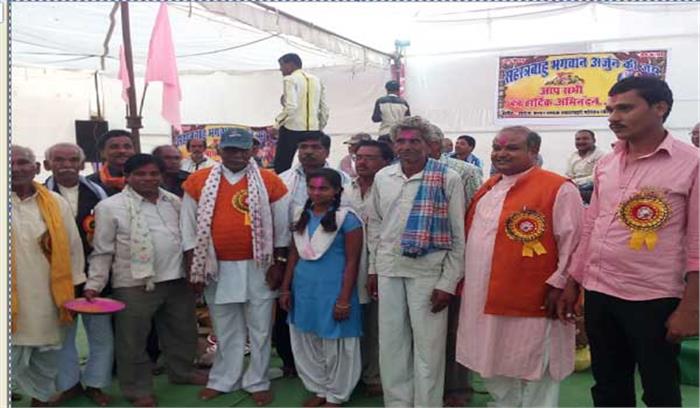 कलार समाज ने फगनुराम को दी  गई सहायता राशि