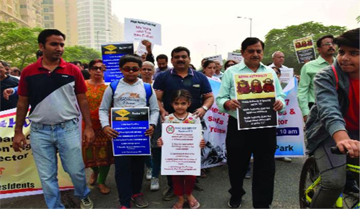 समस्याओं से तंग आकर सोसायटी के लोगों ने किया प्रदर्शन