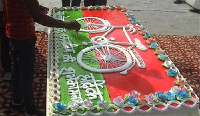 मुलायम के जन्मदिन पर कटा पांच किलो का केक मुलायम के जन्मदिन पर कटा पांच किलो का केक