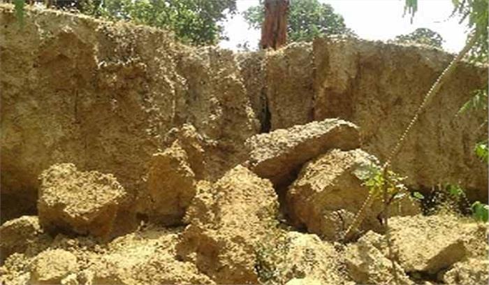 मिट्टी में दबने से तीन महिला घायल