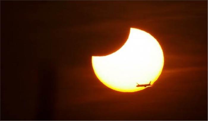 सूर्य ग्रहण पर मंदिरों के दरवाजे बंद, मुस्लिमों ने अदा की नमाज