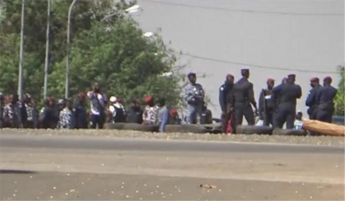 वेतनमान बढ़ाए जाने की मांग को लेकर सैनिकों का विरोध प्रदर्शन वेतनमान बढ़ाए जाने की मांग को लेकर सैनिकों का विरोध प्रदर्शन