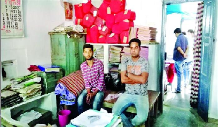 रात में घूमते रोका तो नेतागिरी की धौंस