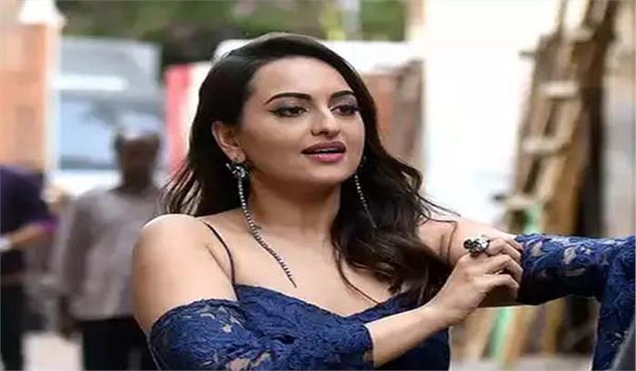 सोनाक्षी सिन्हा पहुंची मुरादाबाद, बयान दर्ज कराए