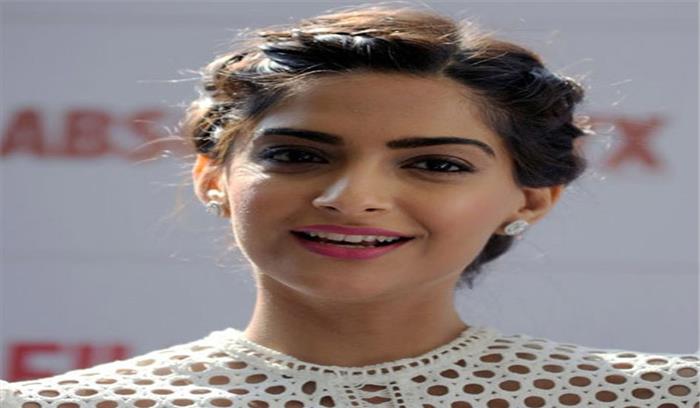 मुंबई सेंट्रल स्टेशन पर महिला शौचालय खुलने से मैं गर्व महसूस कर रही हूं: सोनम कपूर